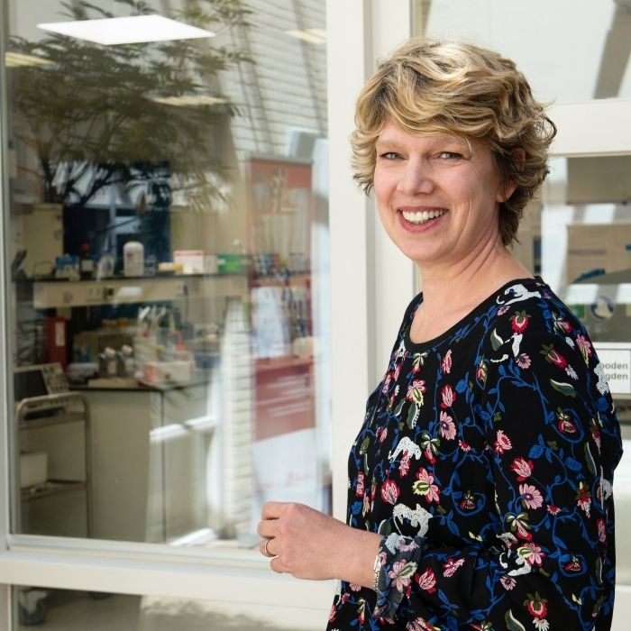 Website_foto bij quote – schenken Carine van Schie 700X700 Dr. Twan de Vries