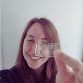 Janneke met chip in hand_website rondje 288 x 288 Janneke met chip in hand