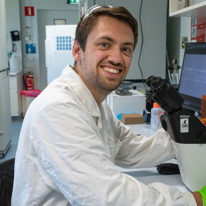 Huub Weener voor op projectpagina Dr. Twan de Vries