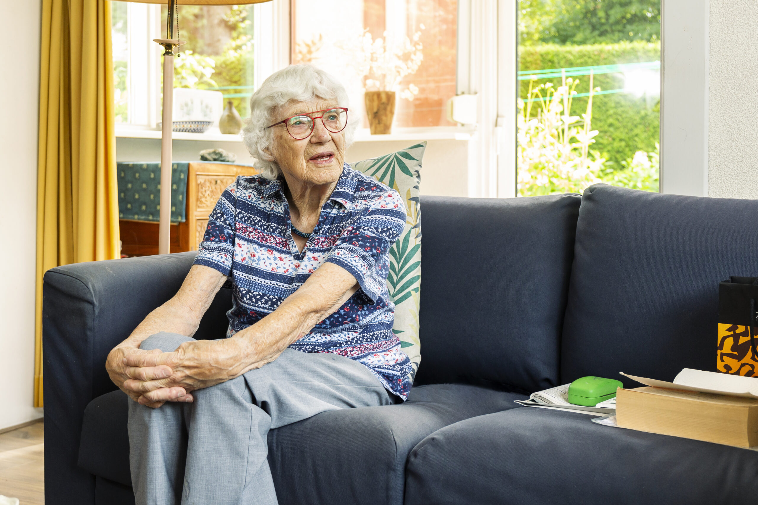 Mevrouw Kloosterboer op de bank